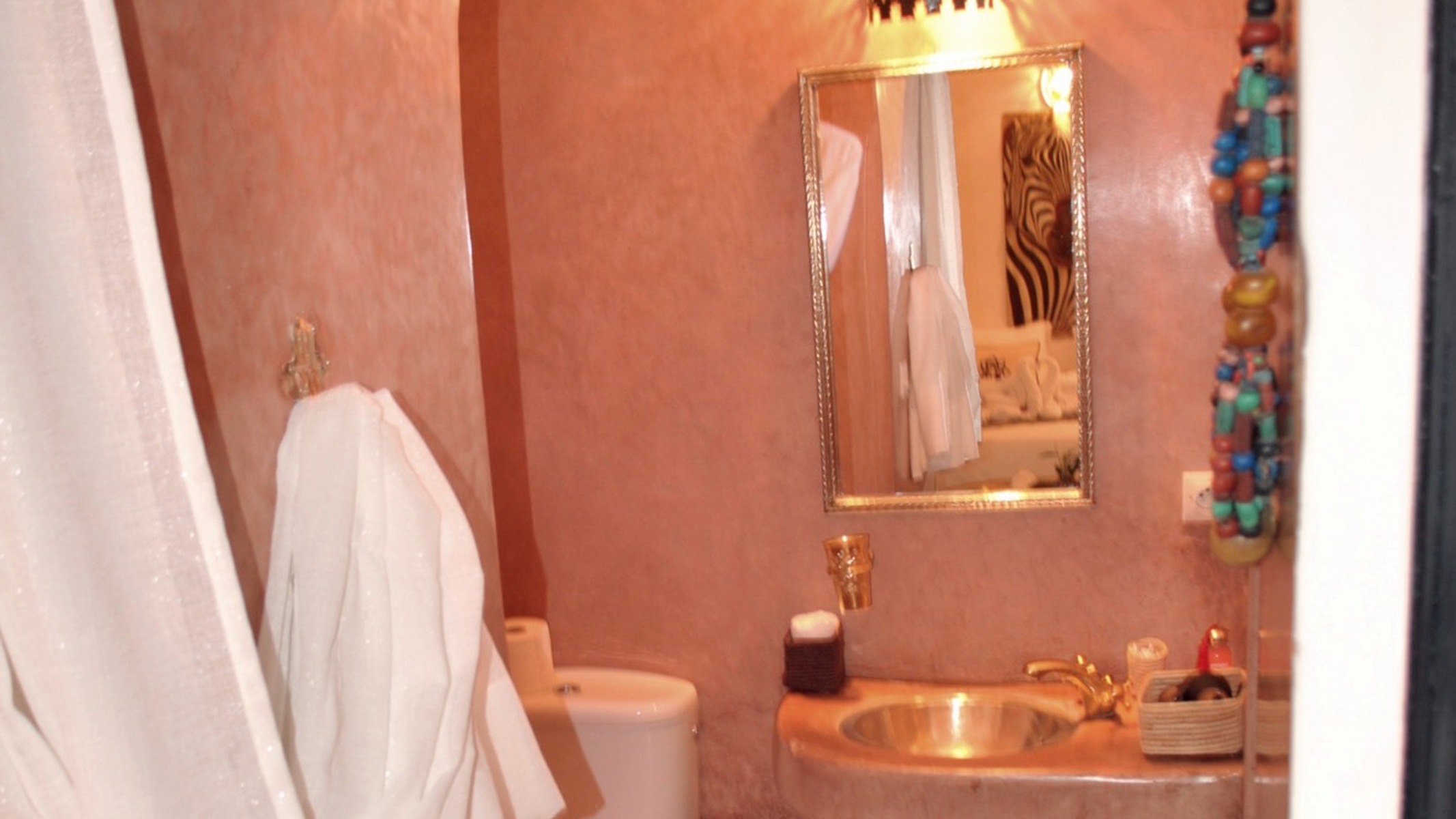 https://www.ztest-riad-essaada.riad-essaada.com/jomres/uploadedimages/1/rooms/4/zag8-4.JPG