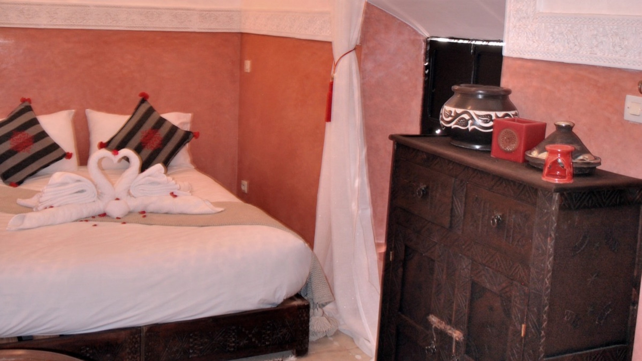 https://www.ztest-riad-essaada.riad-essaada.com/jomres/uploadedimages/1/rooms/9/rose2-2-2.jpg