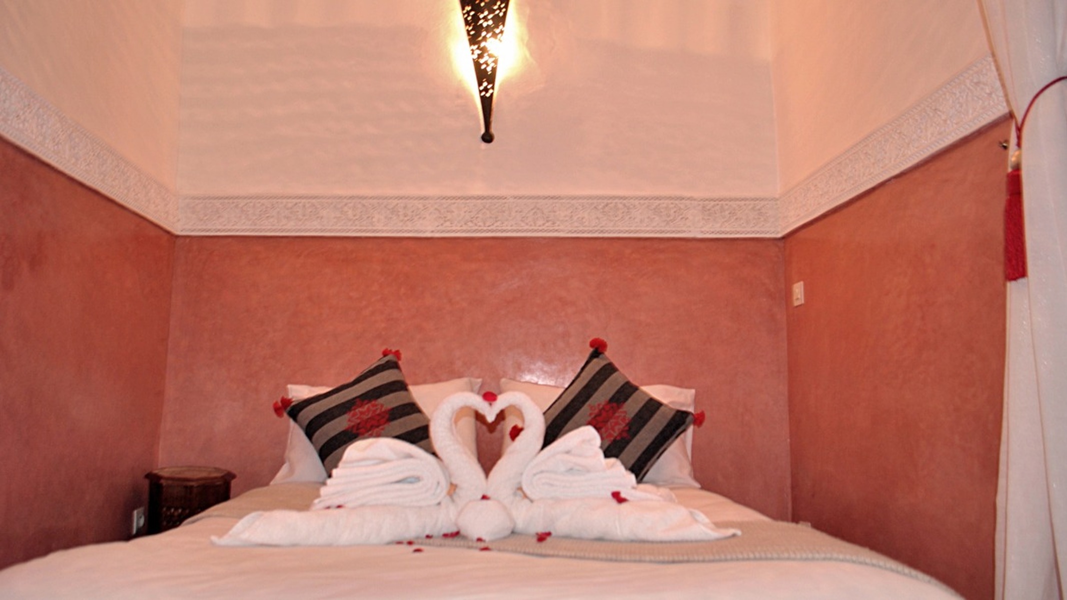 https://www.ztest-riad-essaada.riad-essaada.com/jomres/uploadedimages/1/rooms/9/rose2-3.jpg