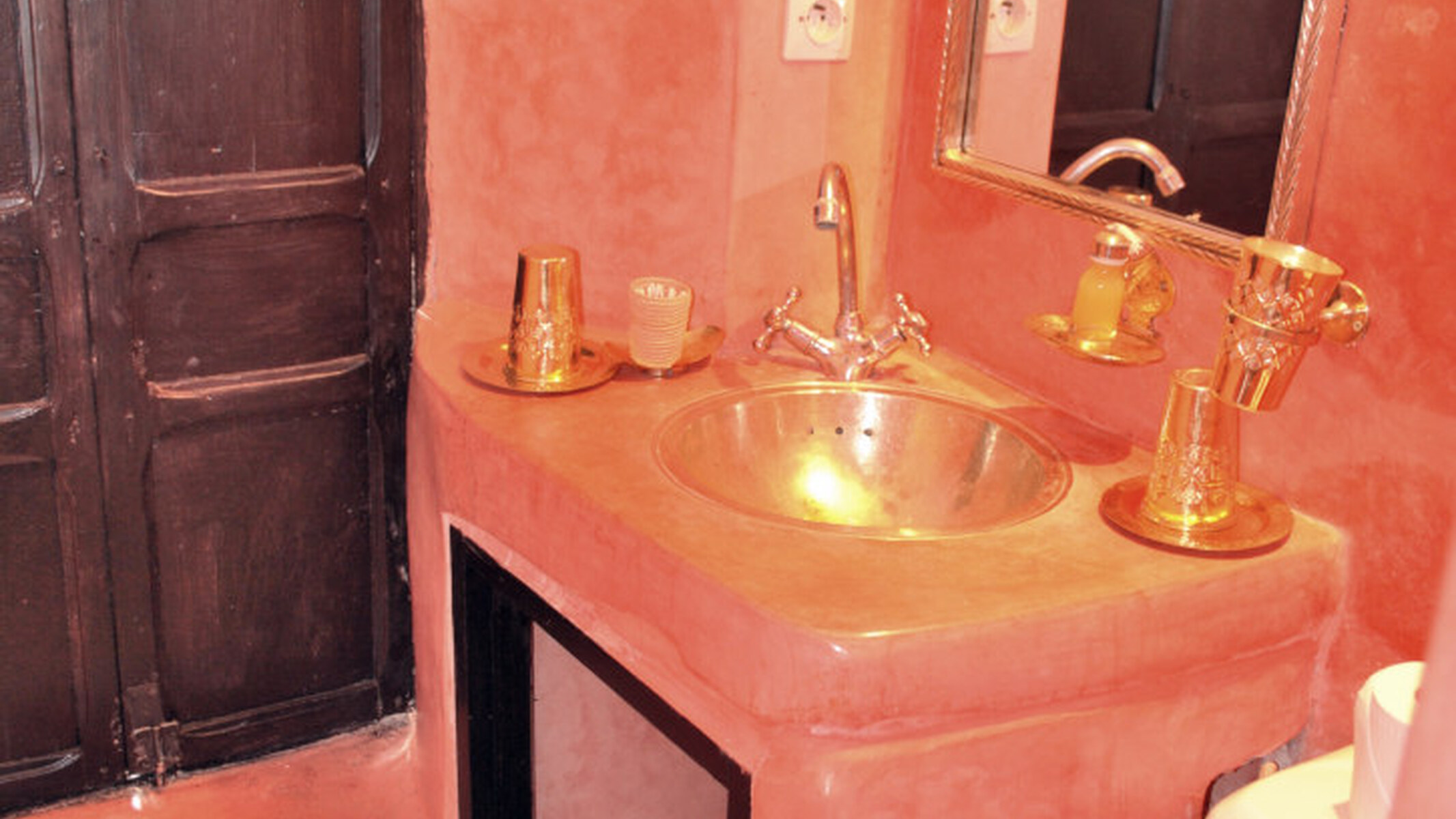 https://www.ztest-riad-essaada.riad-essaada.com/jomres/uploadedimages/1/rooms/9/rose8-3-8.jpg